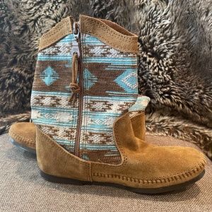 Minnetonka Baja Boots size 6 women’s
